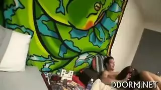 طالبات جامعيات وقحات تمارسن الجنس المتشدد مع شاب مفتول العضلات في بنتهاوس فاخر