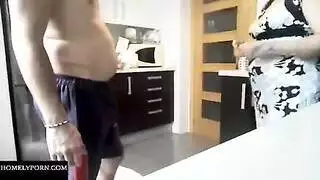 مترجم مراته جابت صحبته وناك مراته قدامها راجل عجوز