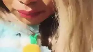 شقراء مشوية باللعق تأخذ إيلاج مزدوج في أوgy بين الأعراق