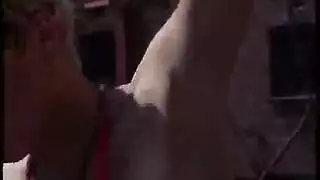 جنس حيواني صريح: حمار يهيمن على امرأة في جنس عنيف داخل الحظيرة