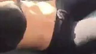 الفتاة الحارة تستمتع بلعب قاسي بالمؤخرة خلال جلسة إباحية