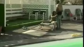 فتاة غبية فتح الهرة التدلي