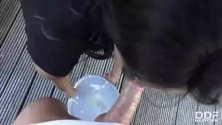 فتاة داكنة تطلب قبلة بلعاب قبل وضعية كلب قاسية