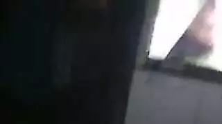 فارس أسود يضغط على الأثداء ويمارس الجنس مع الزوجة الشقراء بخشونة