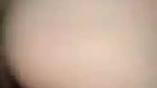 ربة منزل متلهفة تأخذ قضيبًا سميكًا في حلقها أثناء العمل عن بعد