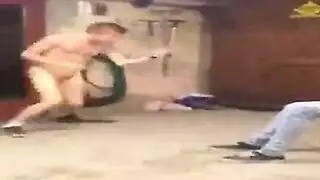 خيال العلاقة الجنسية الجماعية: فتانات محاطات بأعضاء ذكرية في النادي