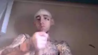 نجمة إباحية تئن بينما الشاعران يخترقان ساقيها