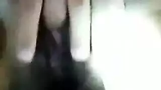 عذراء شرجية مراهقة تُضرب وهي ترتدي جوارب بواسطة أب