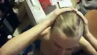 موظفة شقراء تتعرض للجماع الثنائي من صديقها في فيلم إباحي ثلاثي حار