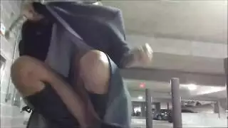 زوجة ساخنة تتعمق في قضيب صديق في مرآب السيارات الإباحي