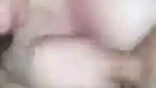 ‫وجهها السعيد قبل جلسة نيك جماعي قاسية‬