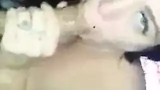 عاهرة صغيرة تنزل على ركبتيها من أجل قضيب إباحي ضخم