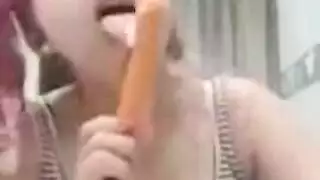 هوس سارة: ممارسة الجنس العميق بالفم مع قضيب كبير