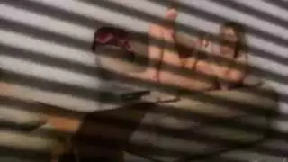 رفيق الغرفة في العمل، وأنا أستمني على الأريكة