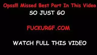 جنس خشن أمام المدفأة مع ميلف شقراء مثيرة