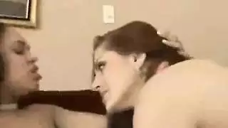 قضيب كبير يملؤها وهي ترتدي نايتي رقيق