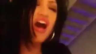 جماع قاسي على الأريكة مع عاهرة آسيوية مفتوحة على مصراعيها