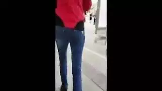 شقراء ذات ثدي كبير وشعر مجعد تتعرض للجماع بقوة بقضيب صلب