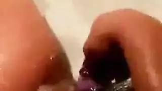 الفاتنة ذات الكعب العالي تلعق كسها المشعر وتدفع في مؤخرتها على الكاميرا