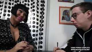 أسد امريكي الذي يذاكر كثيرا نحيف