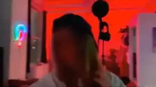 إباحية المشاهير: نجم ومؤثرة يمارسان الجنس مع عذراء باستخدام لعبة زجاجية ضخمة