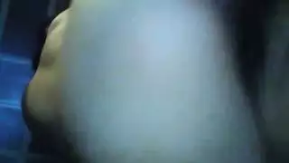 فتاة عاهرة شابة ذات فتحة شرج ضخمة وصلبة تتمدد في مشهد إباحي قاسي