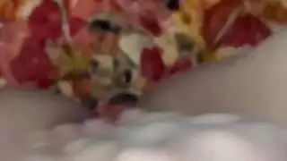 إباحية نزوة الطعام: حوريات هواة عربيات يُقذفن عليهن ويئنّ