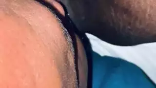 السيدة السمراء المسيطرة تقطر رطوبة من فعل إباحي لعق كس قاسي