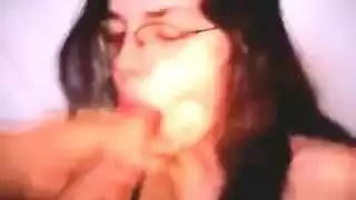 اخ ينيك صديقته اخته وهيا نايم