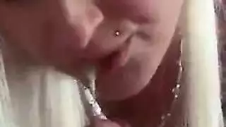 شبيهة شقراء تمص بعمق ثم تنك بقوة في الشاحنة