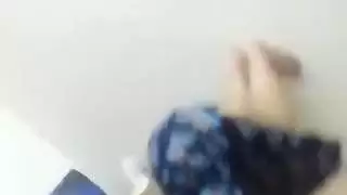 فتاة سمراء مع فتاة بيضاء