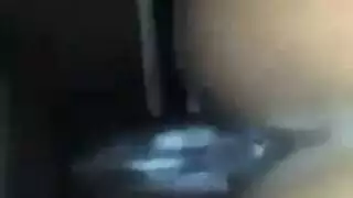 تبلغ بقوة: فتاة سمراء شابة في مشهد عذري مع أنين عالٍ