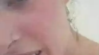 شقراء أسترالية مراهقة تحلق وتفتح كسها للكاميرا