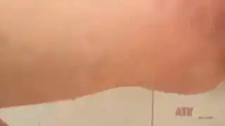 استمناء تحت الدش: تدخل أصابعها في مهبلها المنتفخ بشهوة