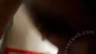 بيبة جزائرية فاجرة تخدم عمودًا كبيرًا وخشنًا في مشهد فموي