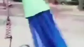 فتاة عربية ساخنة تحلق كسها أمام الكاميرا