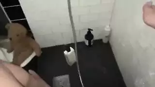 هاوي ساخن يستمني بقضيبه من أجل كس شابة مبللة