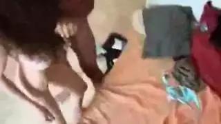 فتاة عربية مراهقة تملأ فرجها بمجموعة من الشباب