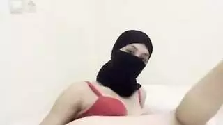 فتاة عربية مشاغبة تحت النقاب تفرك بظرها لذروة شديدة
