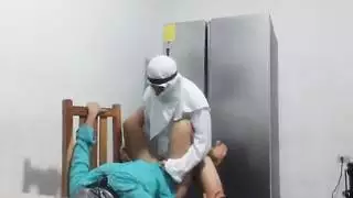 جنس قوي في المطبخ: عربي وسيم يقذف بقوة على الثلاجة