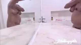 زوجة عربية ممتلئة الجسم تتباهى بثدييها الضخمين في حمام بخاري ساخن