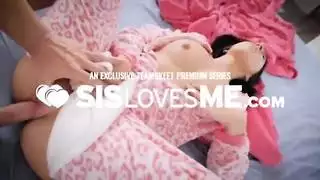 عاهرة معاقة يتم تدمير مهبلها الضيق