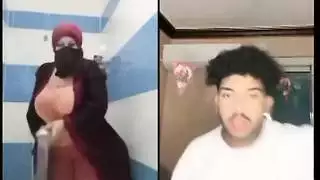 فتاة مصرية ذات صدر كبير تتعرض لعملية جماع شرجي جماعي لمؤخرتها الضخمة