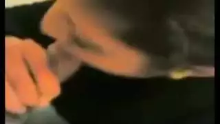 فتاة مسلمة ترتدي قميصًا أسود تمتص قضيبًا عربيًا بطول بوصة