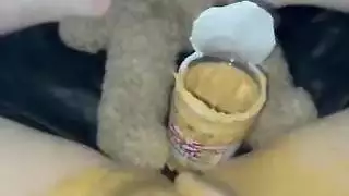 مراهقة أمريكية تلعق زبدة الفول السوداني الكريمية من فتحات عذريتها الطازجة