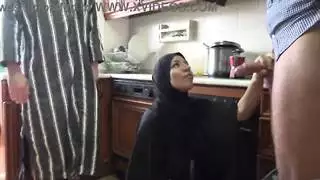 ديوث يشاهد زوجته العربية الشهوانية تمارس الجنس مع قضيب كبير