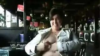 بار هانك يضرب نادلة ممتلئة الجسم بجنس صريح