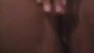 شاب أسود يثبت مؤخرة الشقراء الكبيرة في مشهد صريح