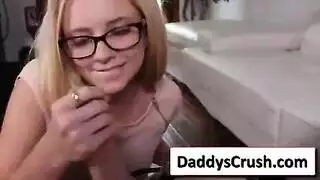 كانت رايلي ستار في غرفة نوم رئيسها عندما طلب منها أن يمارس الجنس معه