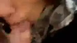 نقع وجنس بجانب المسبح مع دجاجة مدخنة